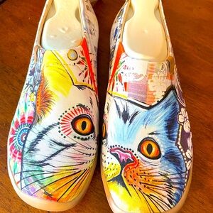 UIN women’s size 10 lightweight sneaker. NWT. Art painted canvas slip on.
